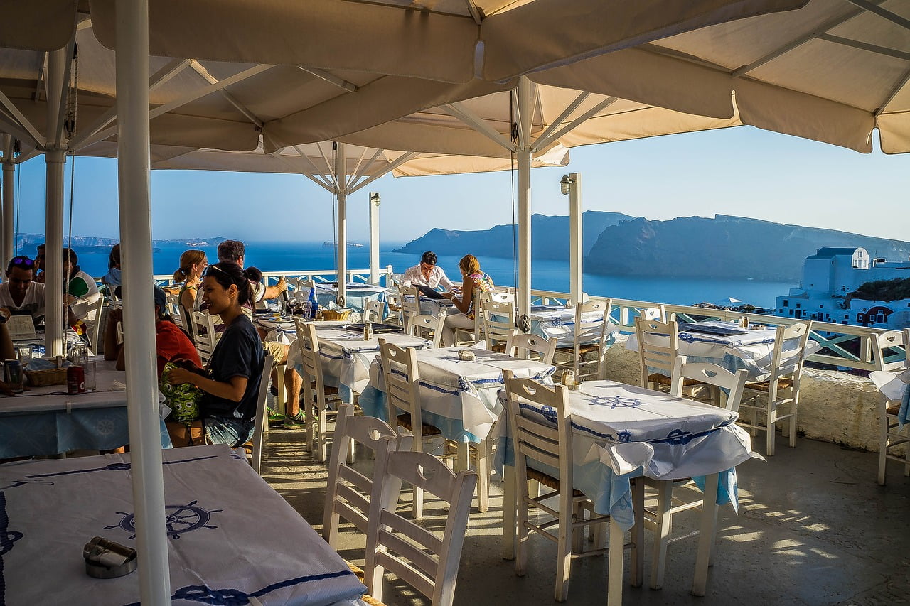 Proef de culinaire hoogstandjes van Santorini: van lokale gerechten tot internationale keukens