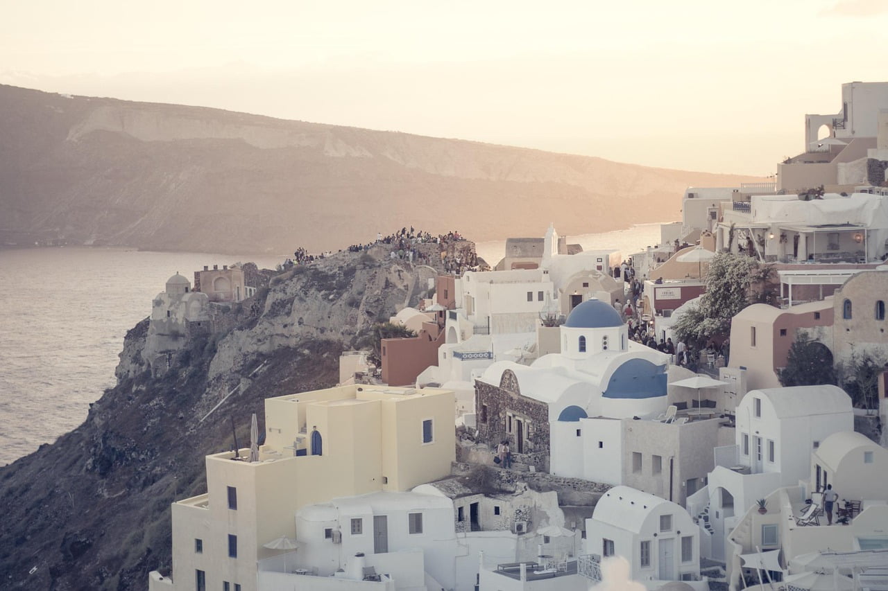 De natuurlijke pracht van Santorini: van witte kliffen tot kristalhelder water